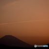 夕暮時  富士とカラスと  飛行機雲と