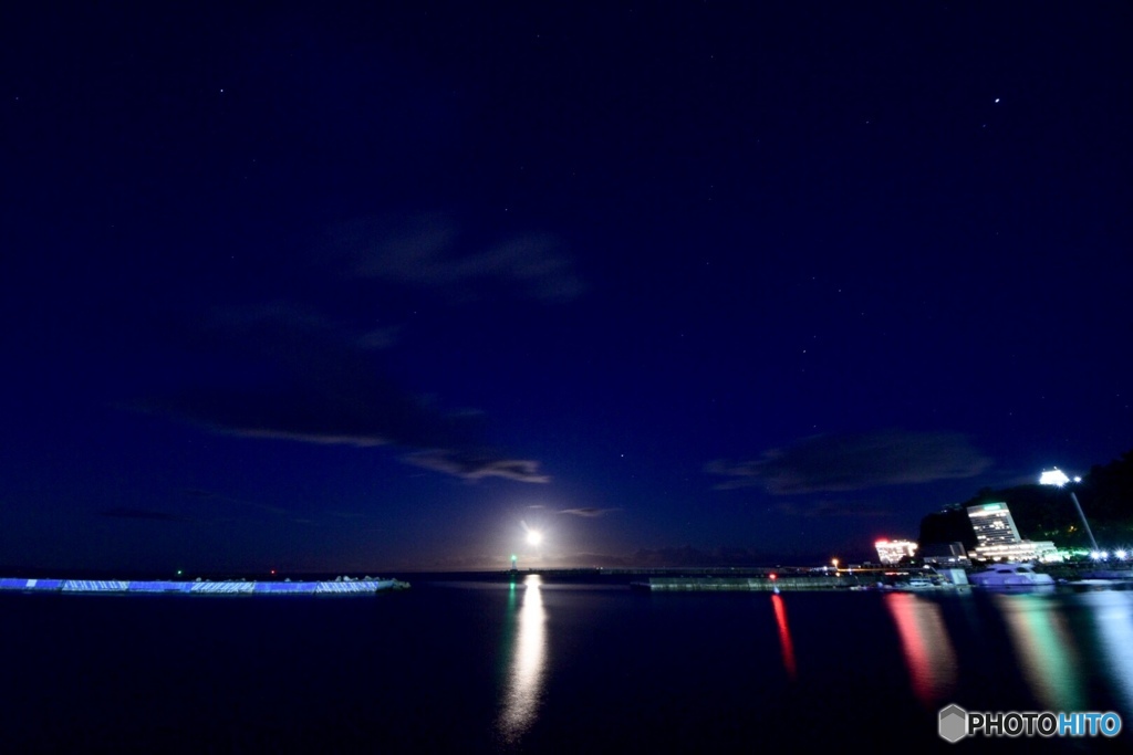 熱海湾の月の道