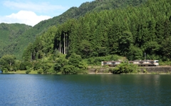 飛騨川沿いを走る