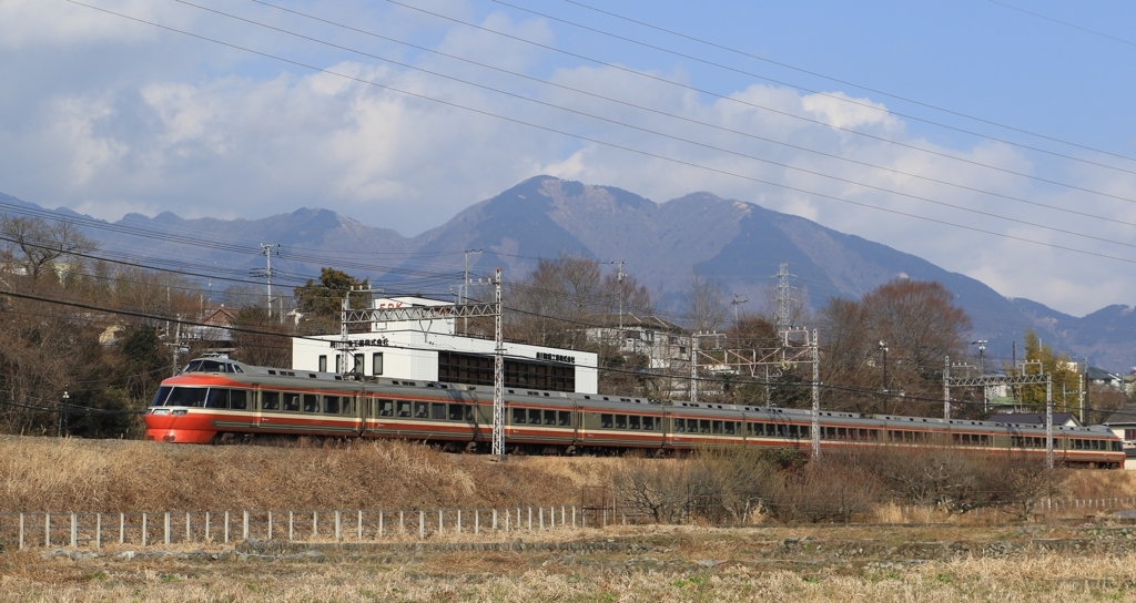 丹沢系の山並みを背景に走る