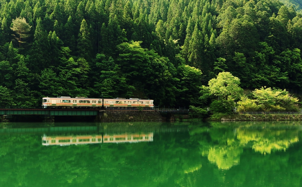 初夏のダム湖