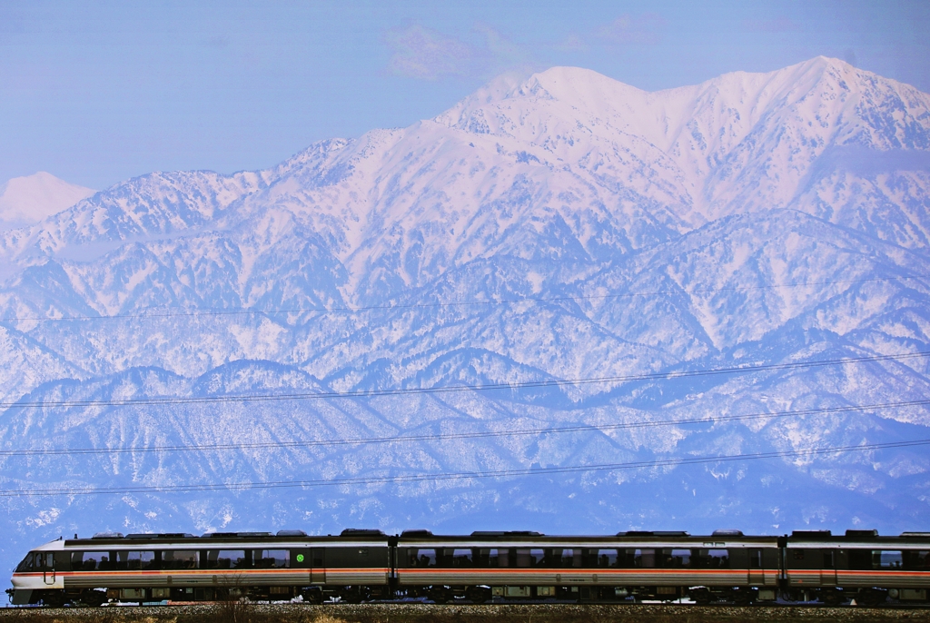 立山連峰＆キハ８５