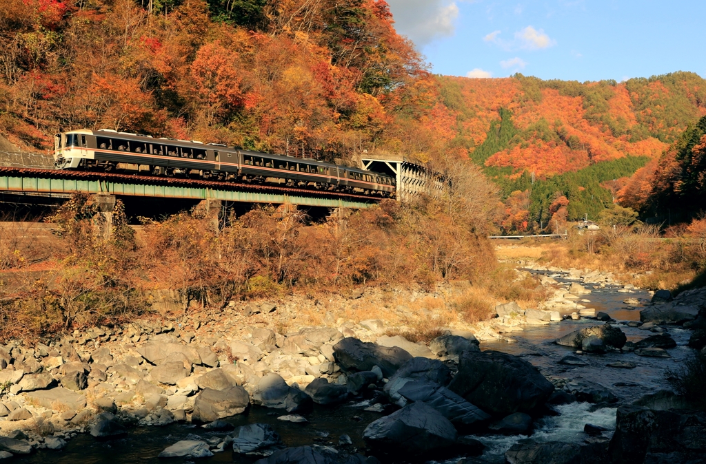 秋の自然美あふれる高山本線
