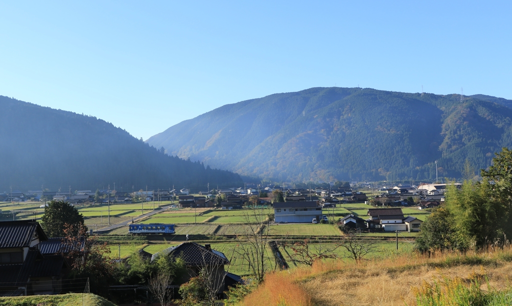 里山を走るローカル線