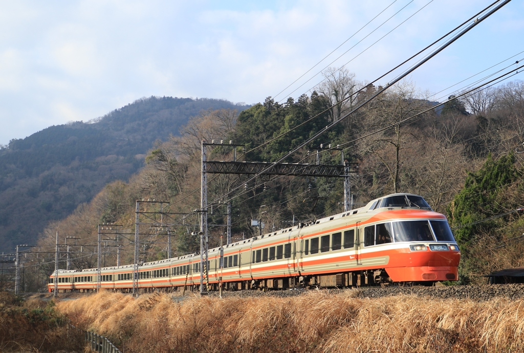 山間のカーブを走る