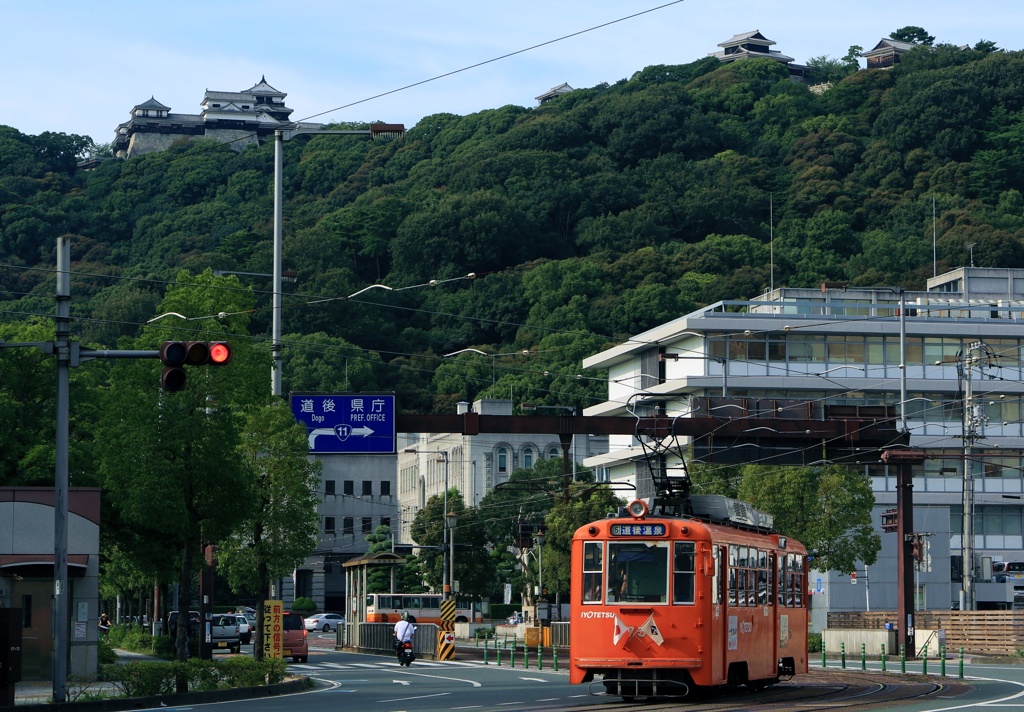 松山城下を走る路面電車