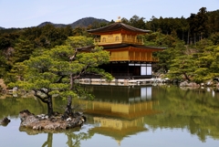 水面に映る金閣寺