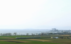 初春の琵琶湖の鉄道風景