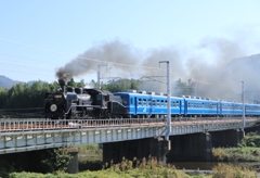 高時川を渡る北びわこ号