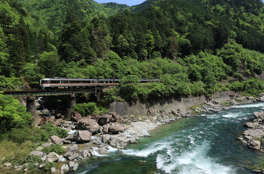 ゴツゴツした岩の間を流れる川