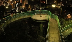 独特な緑の螺旋橋