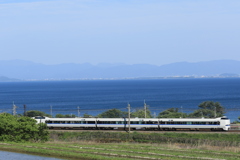 琵琶湖岬を走る「しらさぎ」