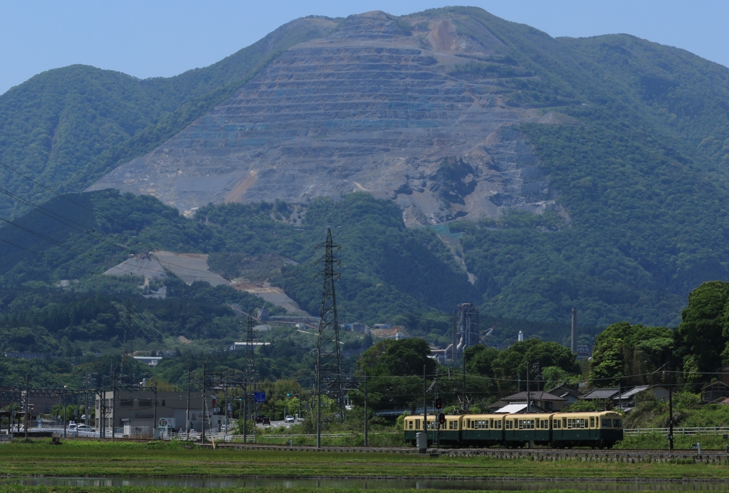 藤原岳をバックに走る北勢線