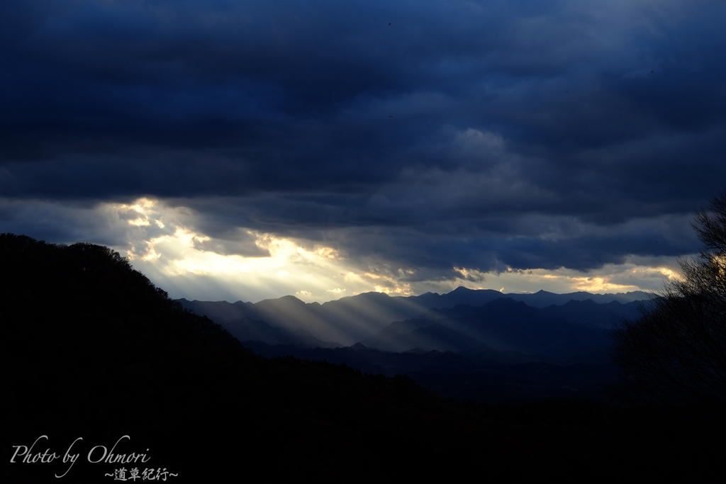 雲の隙間から