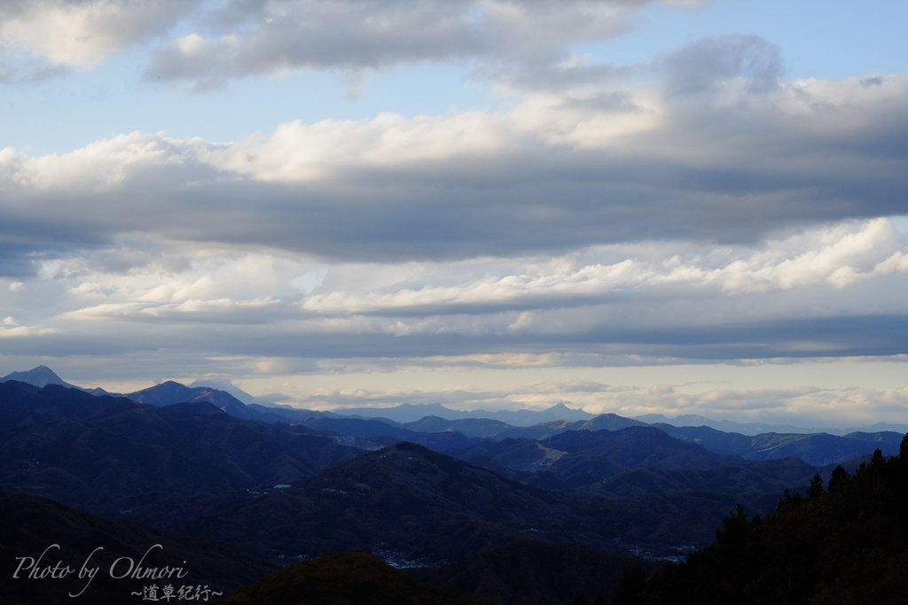 続く空、雲、山