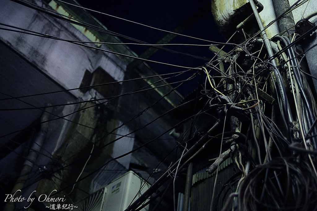 都会の裏路地~人の蜘蛛の巣~