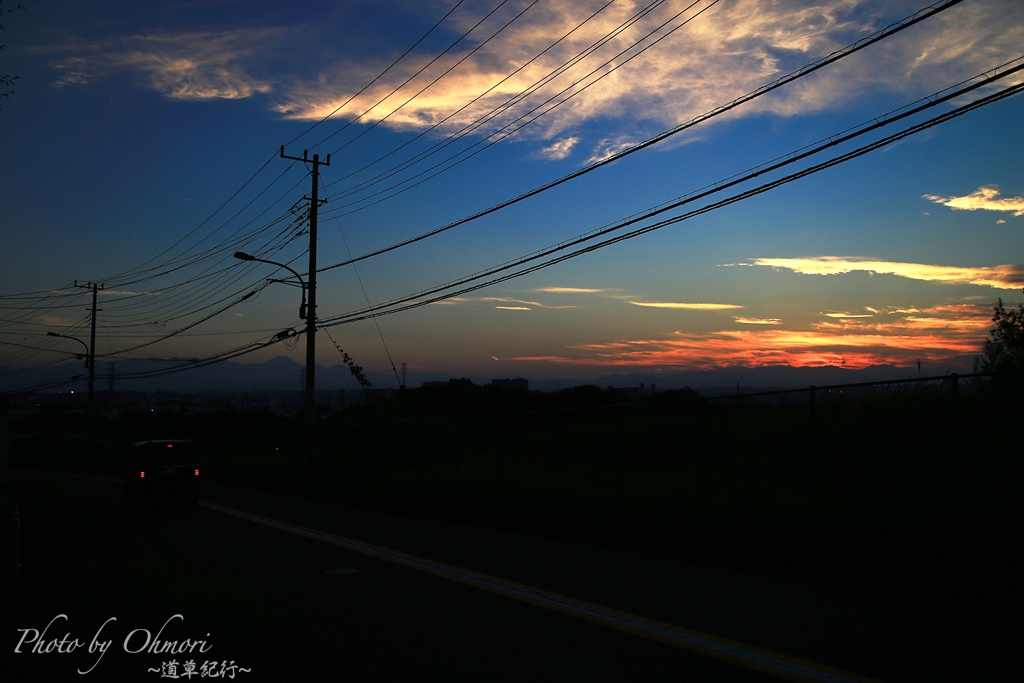  みはらし緑地前の通りから夕焼け