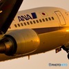 夕陽を受けて離陸するB767-300ER