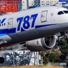 仙台市街地を背景に離陸するB787