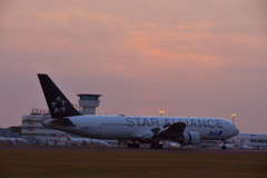 夕暮れ時のスターアライアンスB767