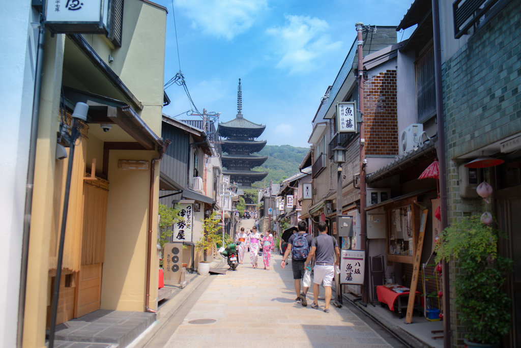 遠くに法観寺