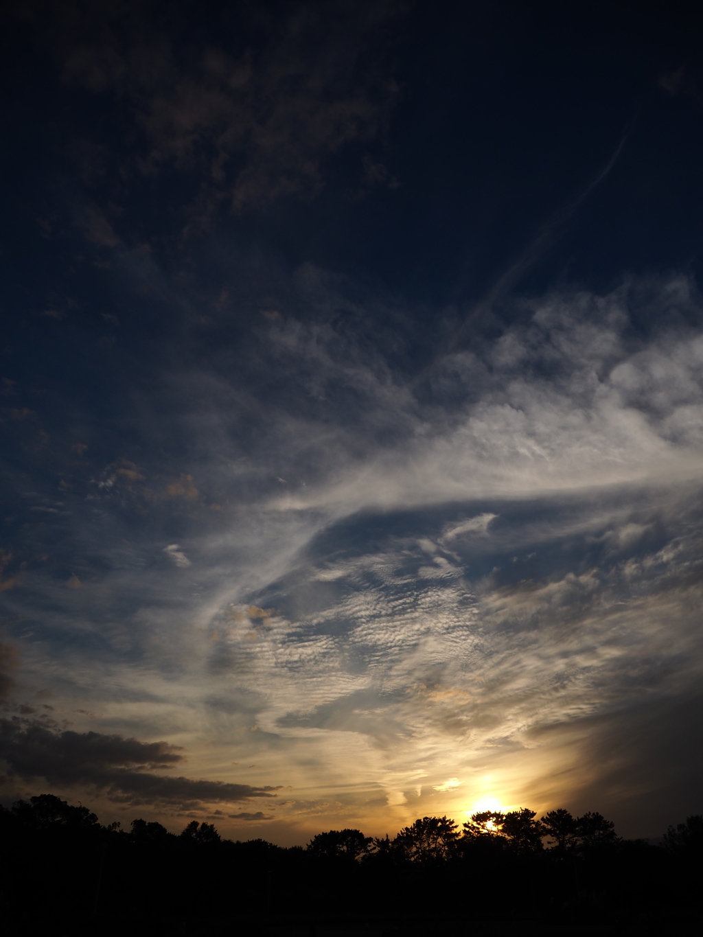 秋の夕暮れ空