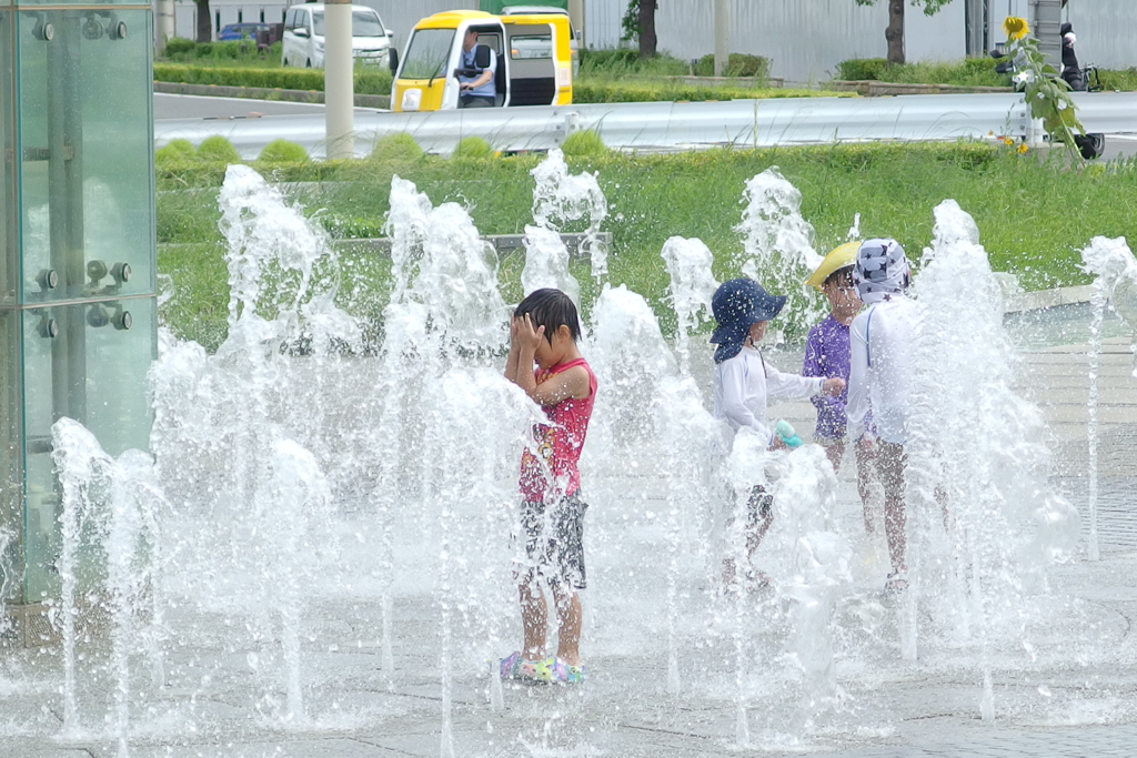 噴水で水遊び