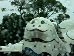 窓の外は雨