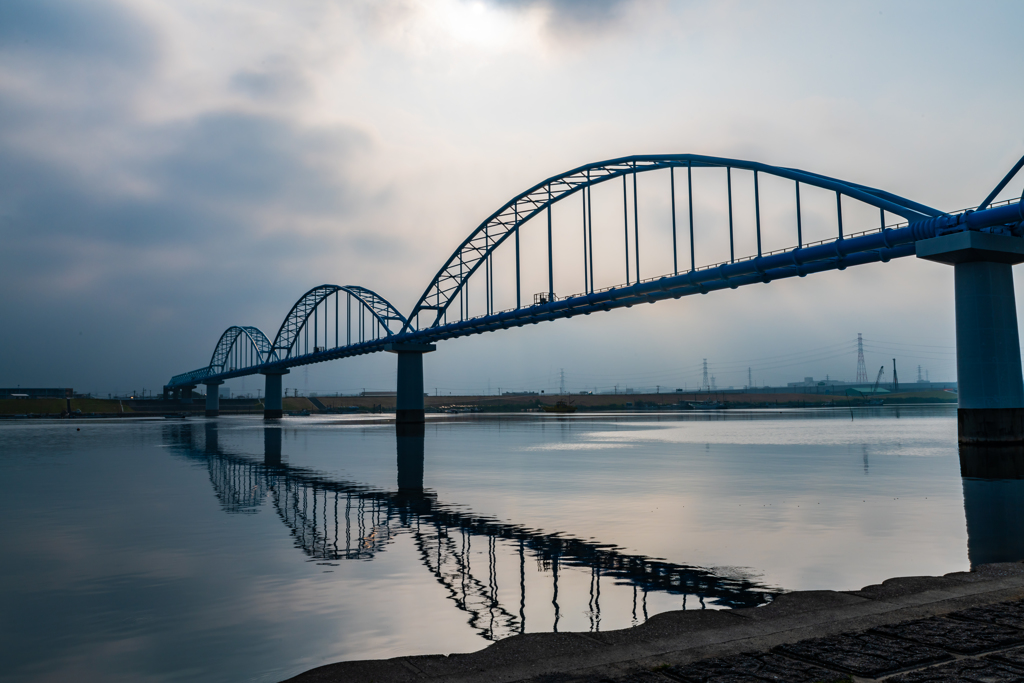 早朝の江戸川の鉄橋