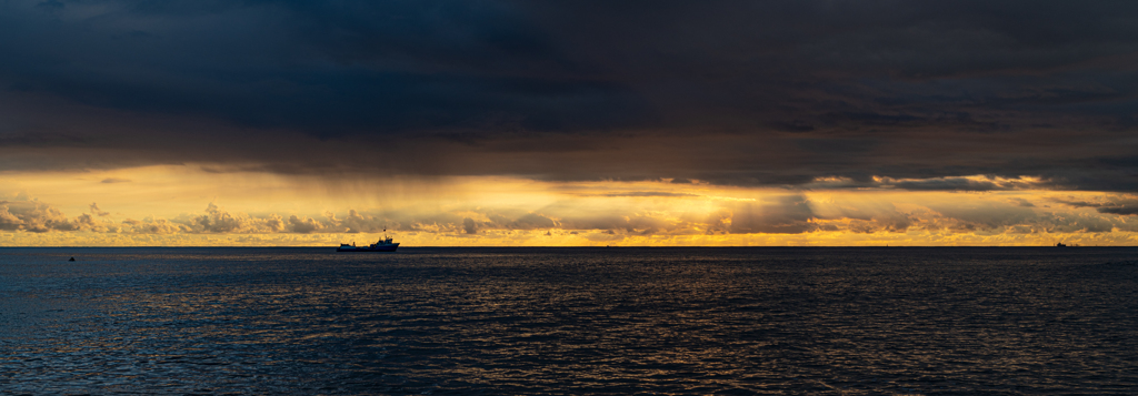 海と夕暮れ