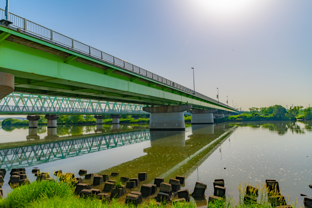 江戸川にかかる橋と青空