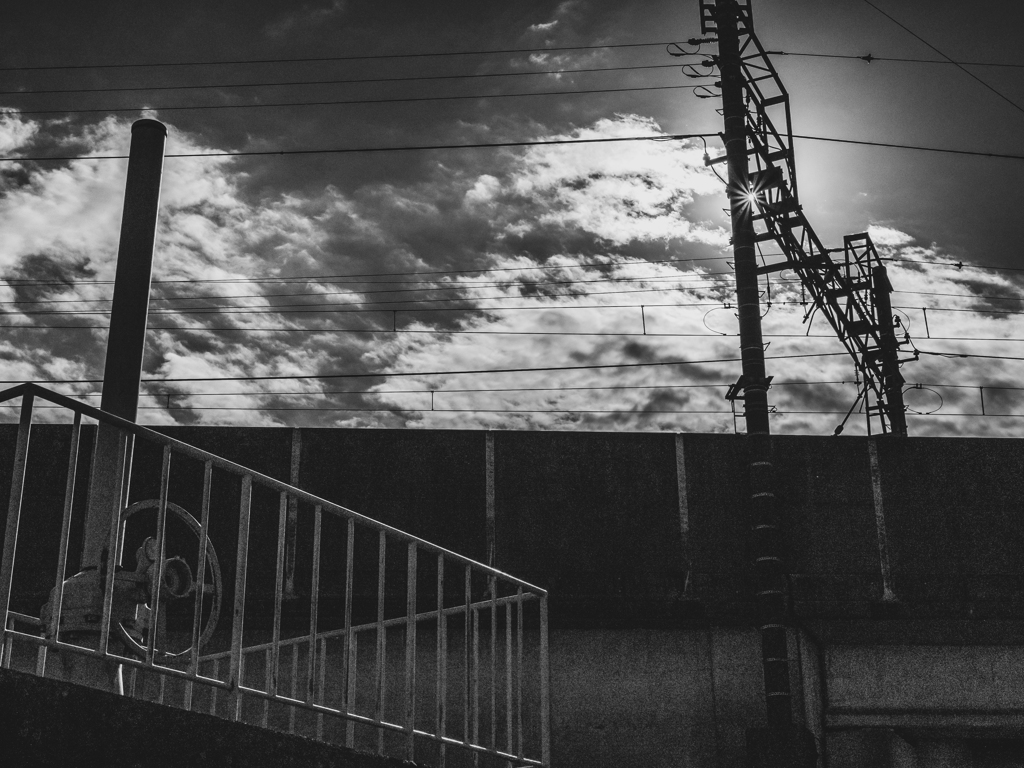 快晴な空の暗所