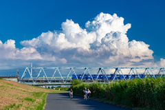青空と青い電車と入道雲