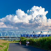 青空と青い電車と入道雲