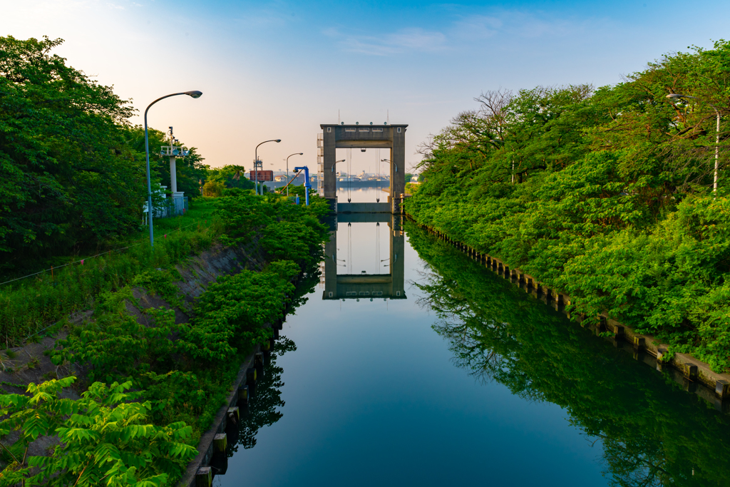 早朝の水門