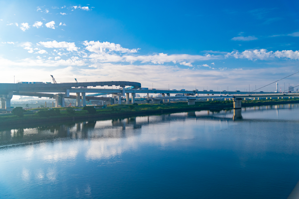 早朝の青空と高速道路と川