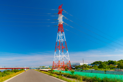 深い青空と鉄塔