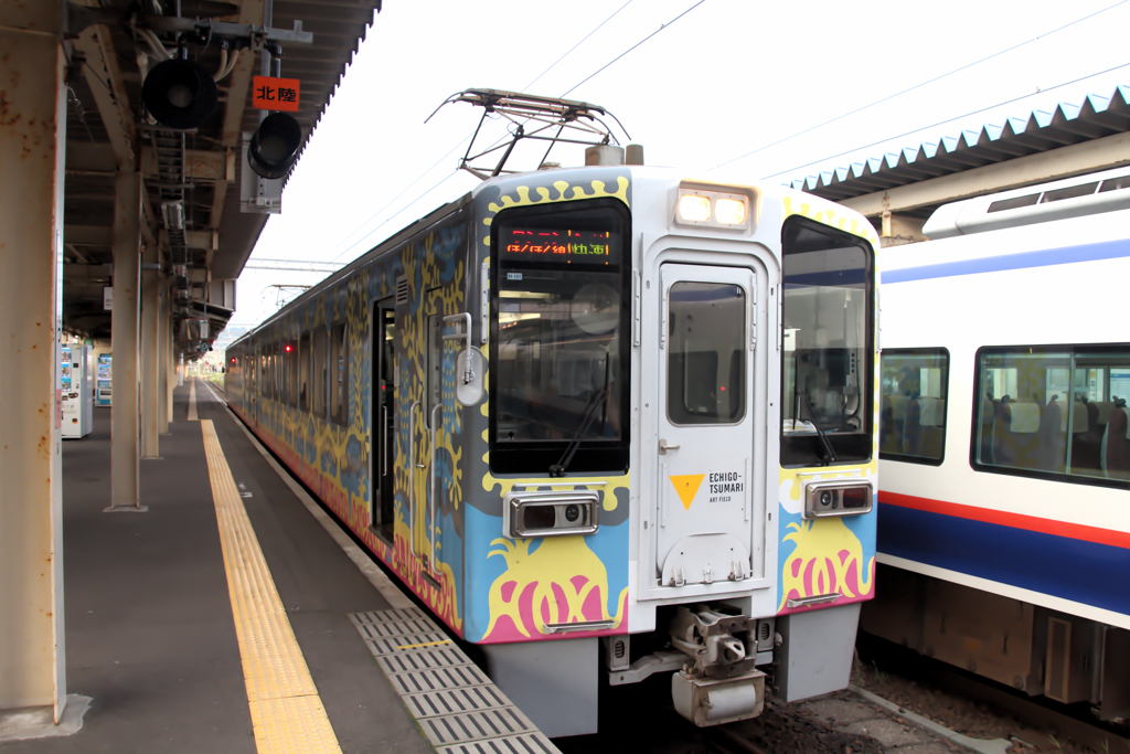 ほくほく線   大地の芸術祭ラッピング列車