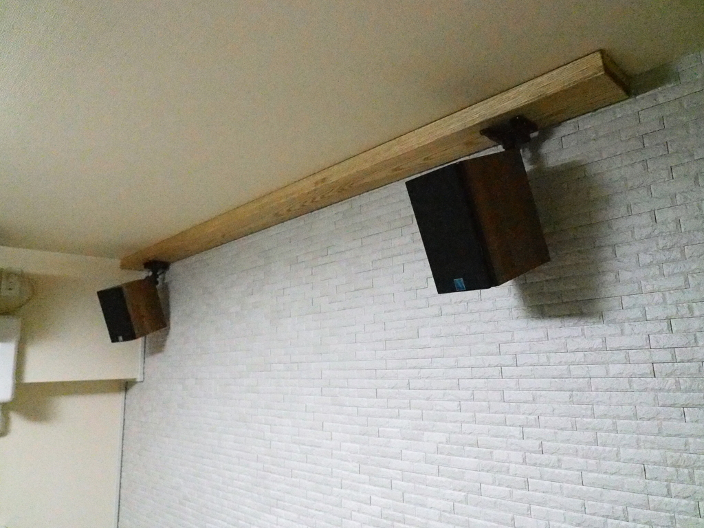 天井からスピーカーぶら下げた。