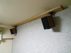 天井からスピーカーぶら下げた。