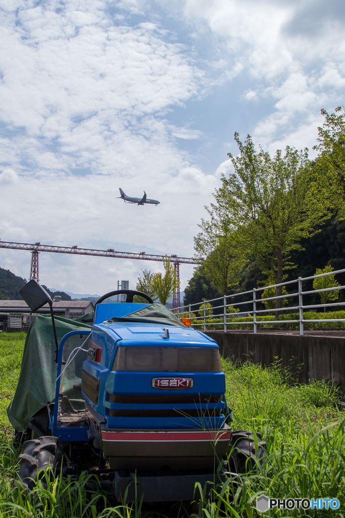 青いトラクターとランディング機