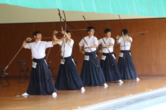 射貫く