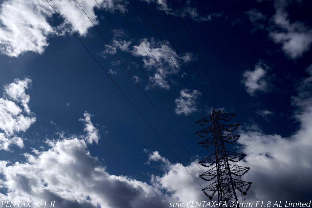 雲と鉄塔