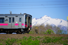 電車と岩木山
