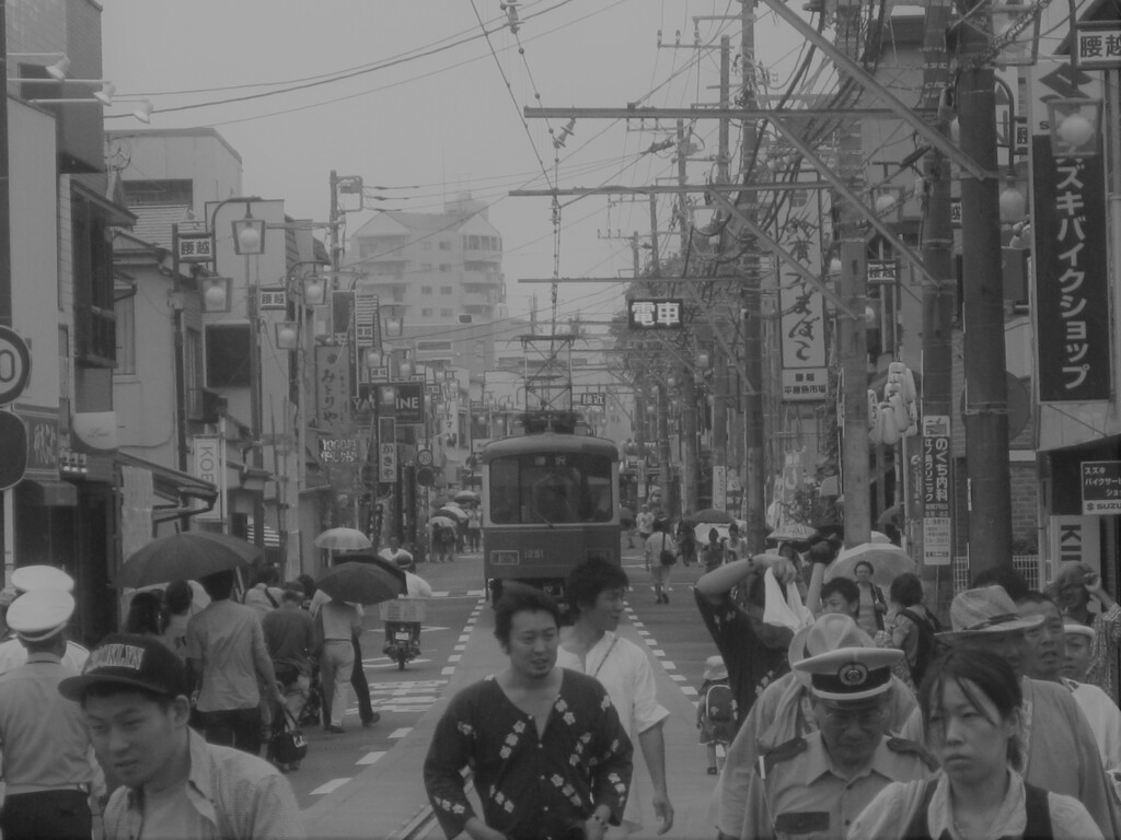 祭りの中を行く