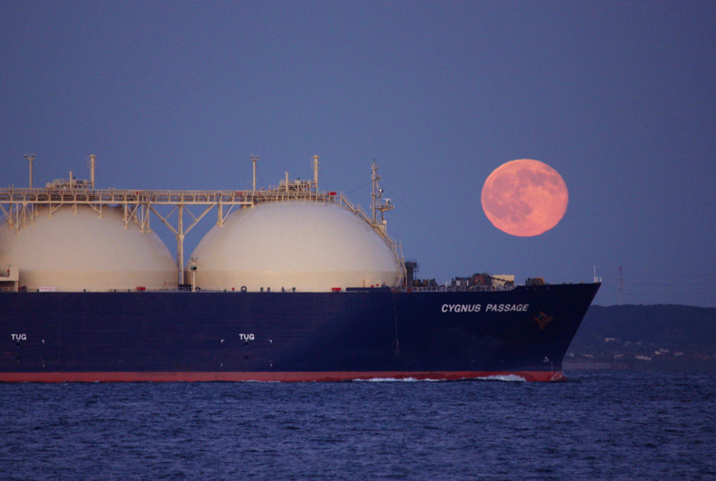LNGタンカーにのぼる満月　東京湾にて