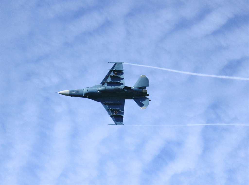 秋の空　F2が舞う