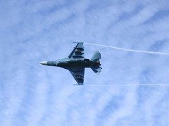 秋の空　F2が舞う