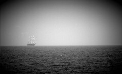 海の彼方に