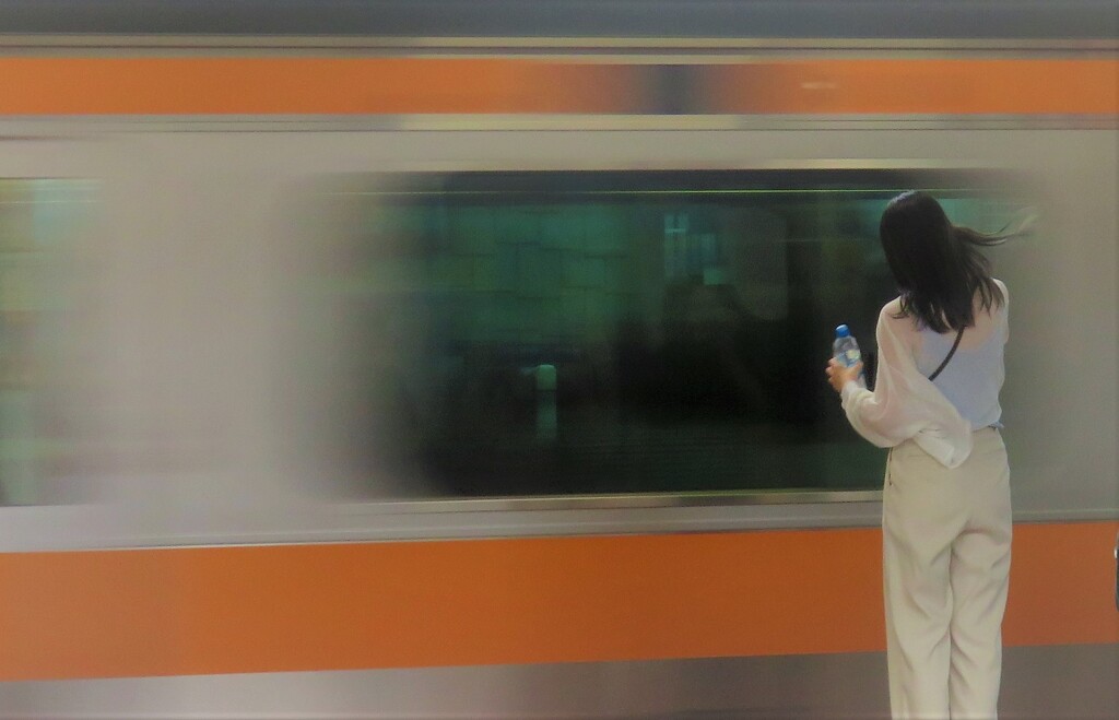 オレンジ色の風